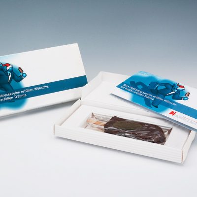 Direct Mailing „Warmer Eislutscher“ mit Versandbox, Folder und Bisquitgebäck